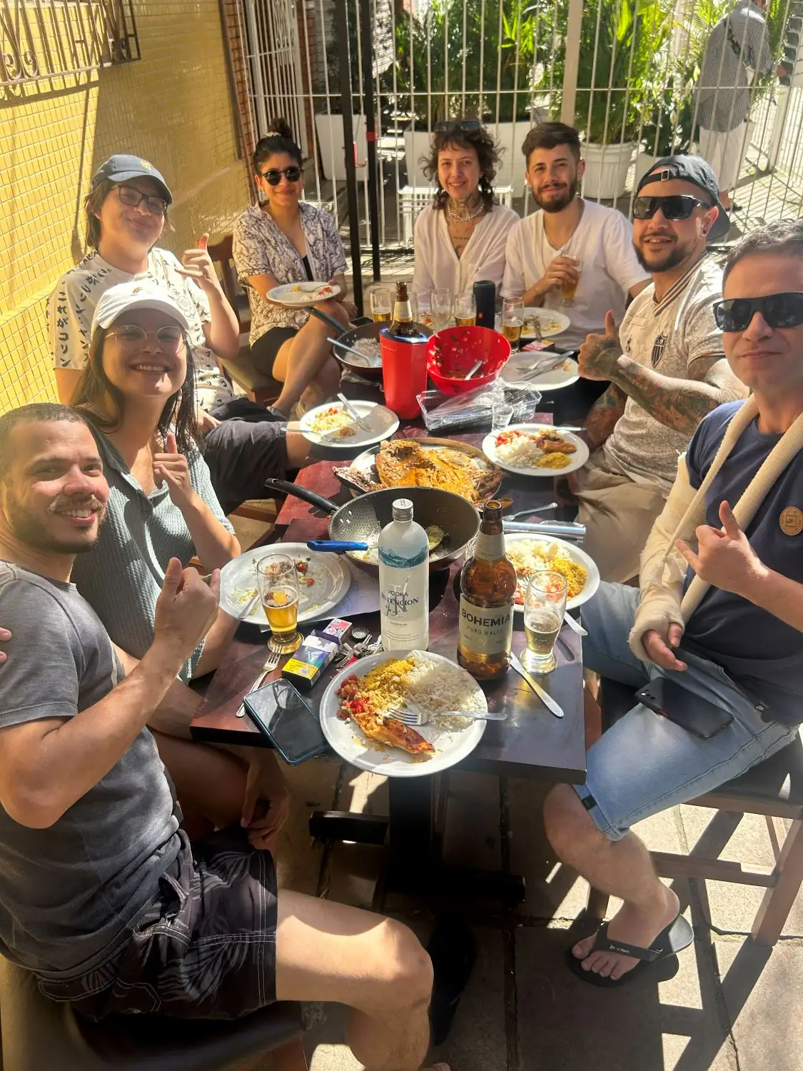 Mesa de almoço ao ar livre com moradores reunidos