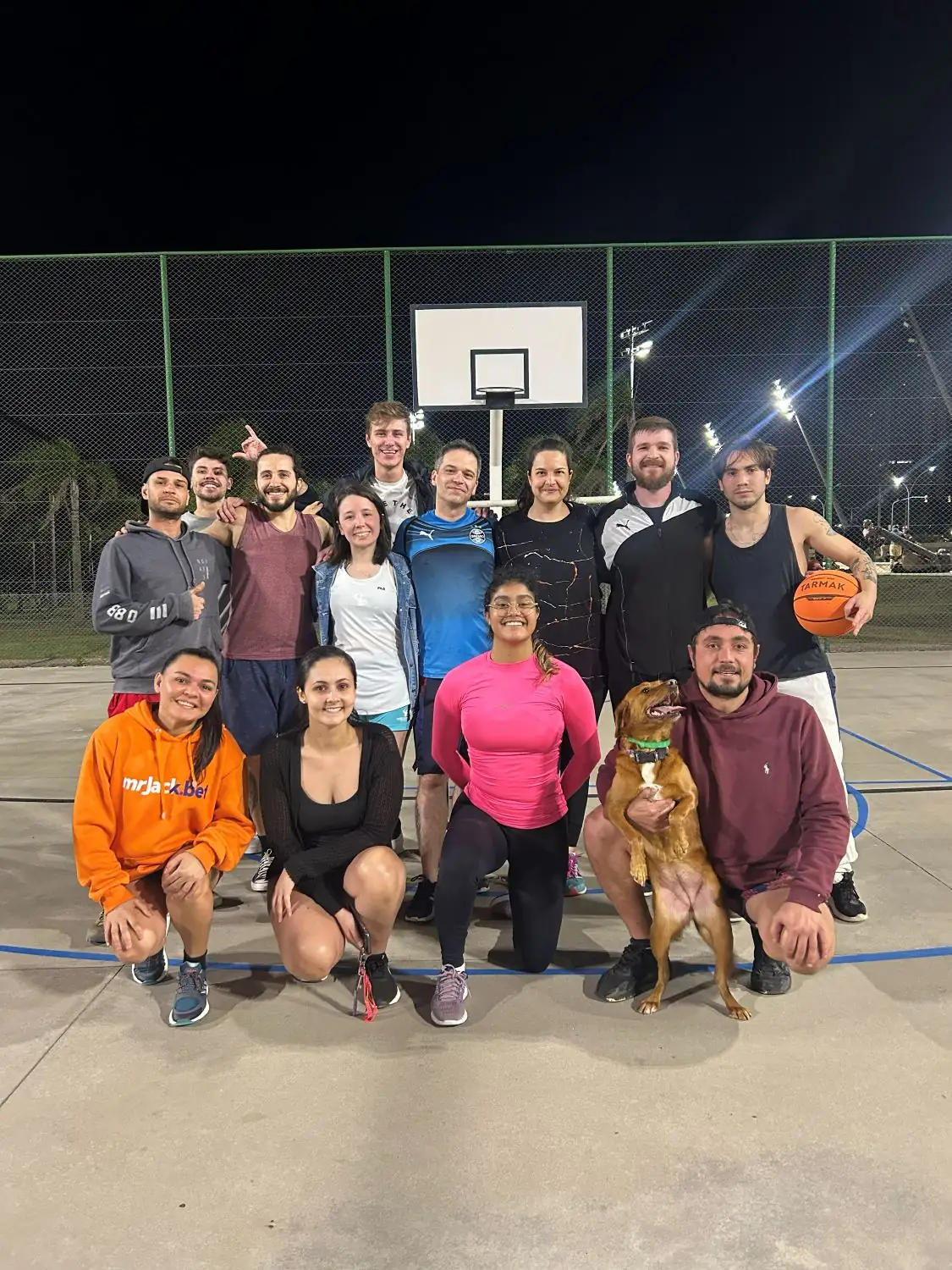 Moradores na quadra de basquete à noite