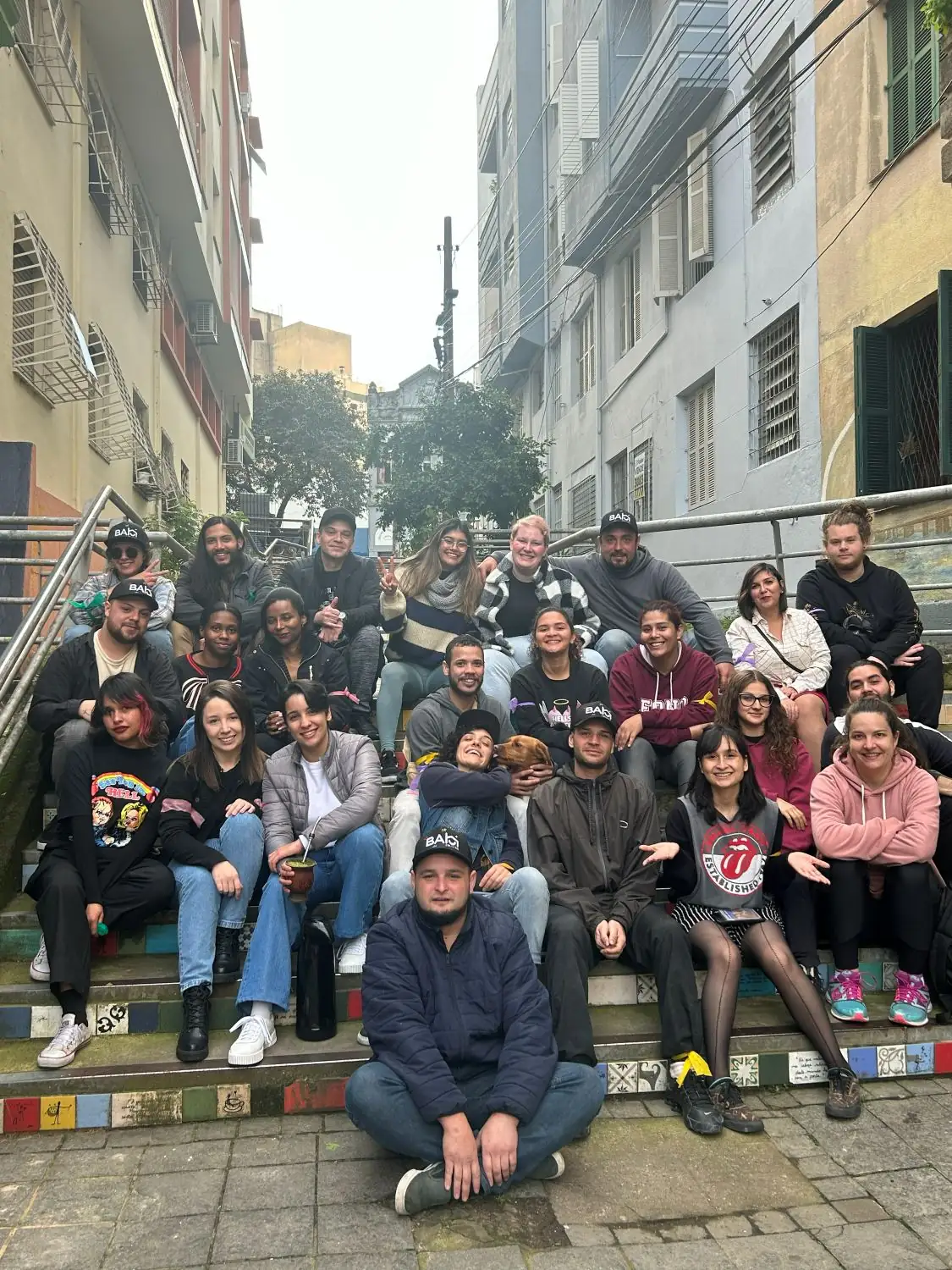 Moradores da Bah reunidos na escadaria colorida do Centro Histórico