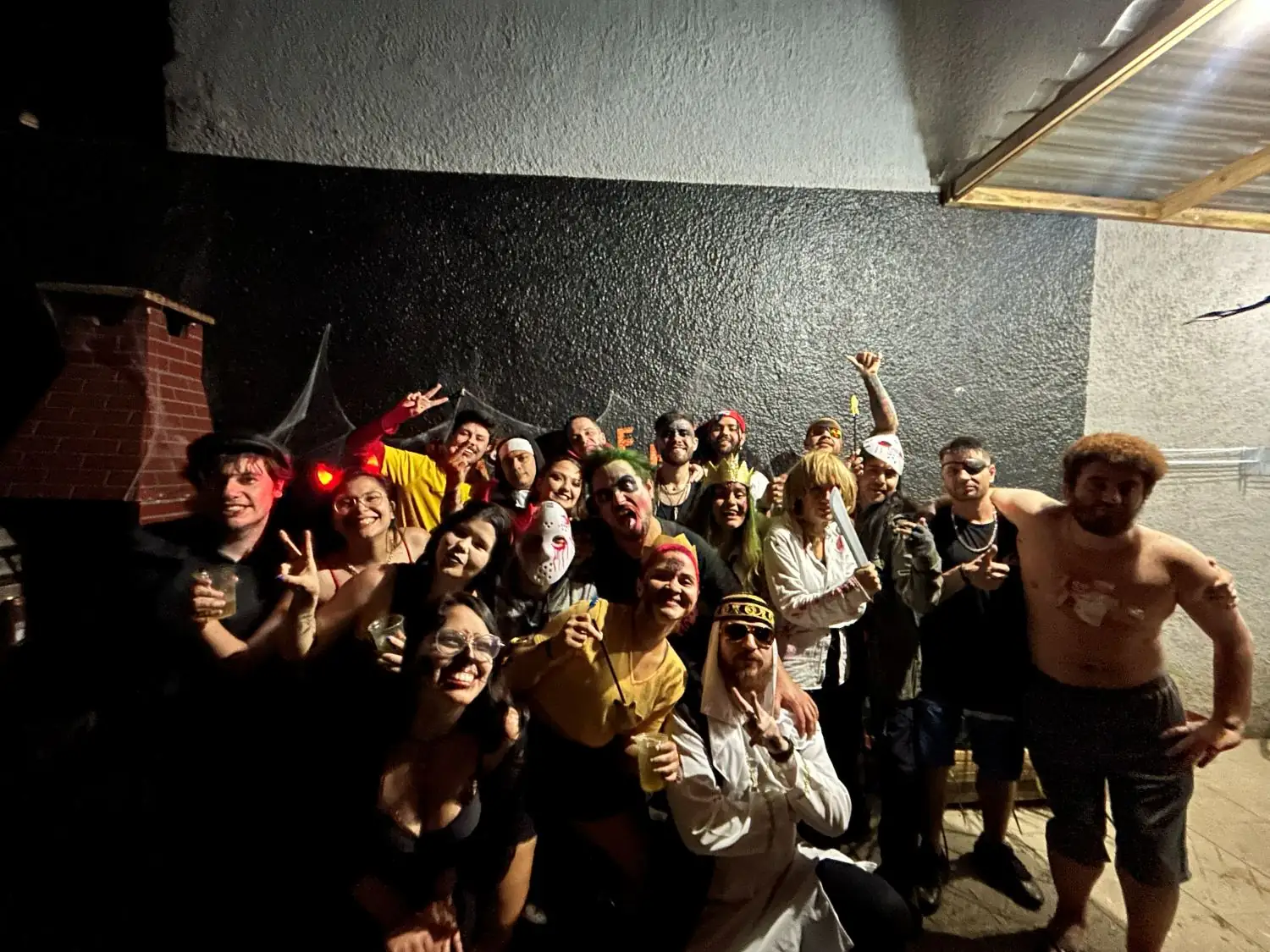 Moradores fantasiados em festa no pátio da casa