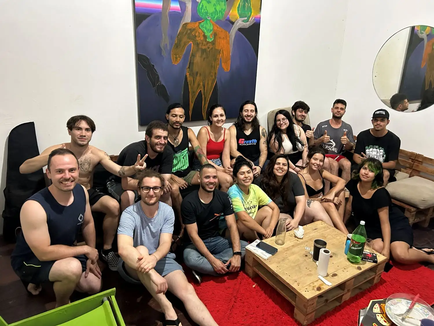 Moradores reunidos na sala de uma das casas da Bah