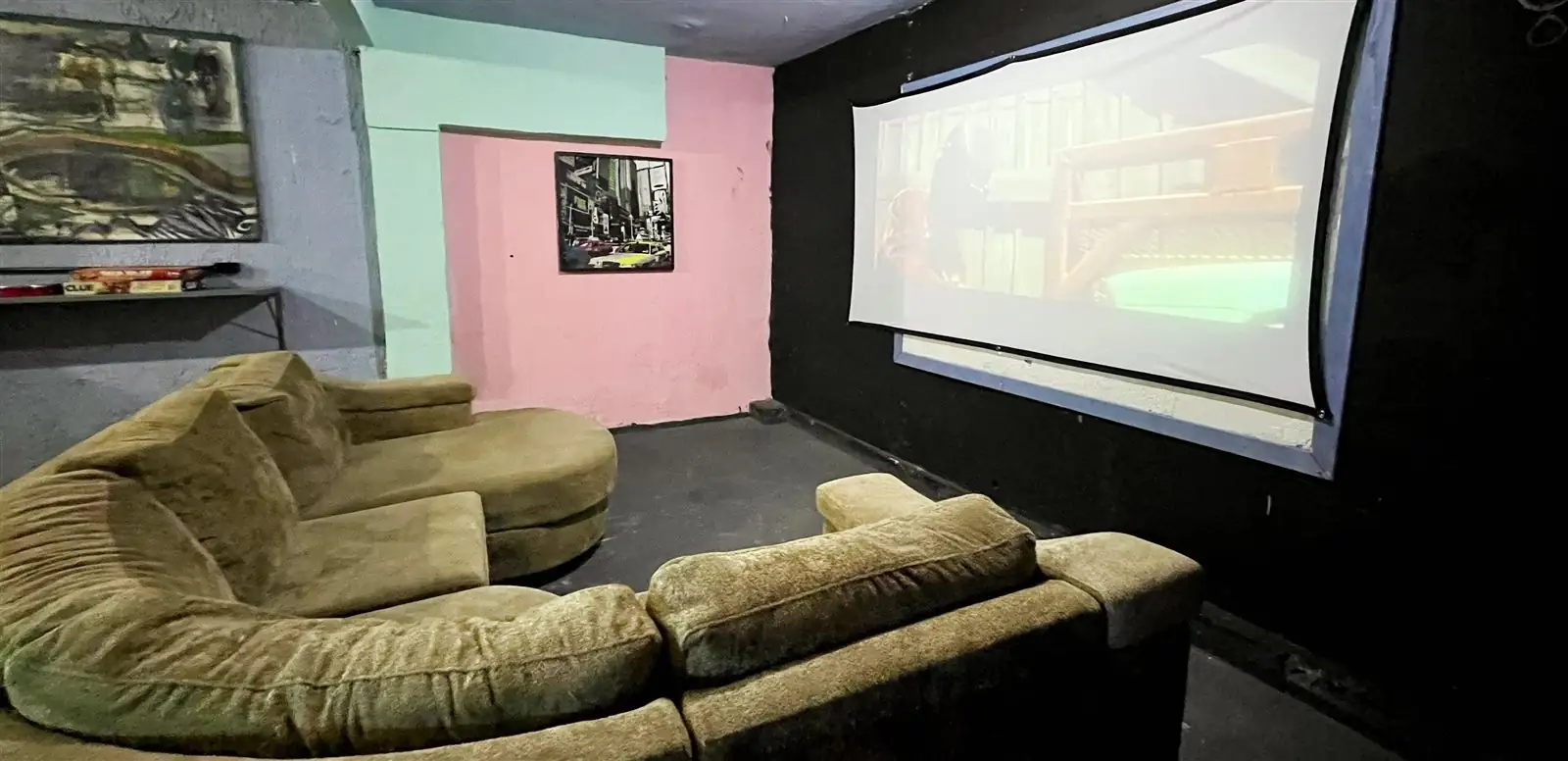 Sala com projetor da Bah Conde