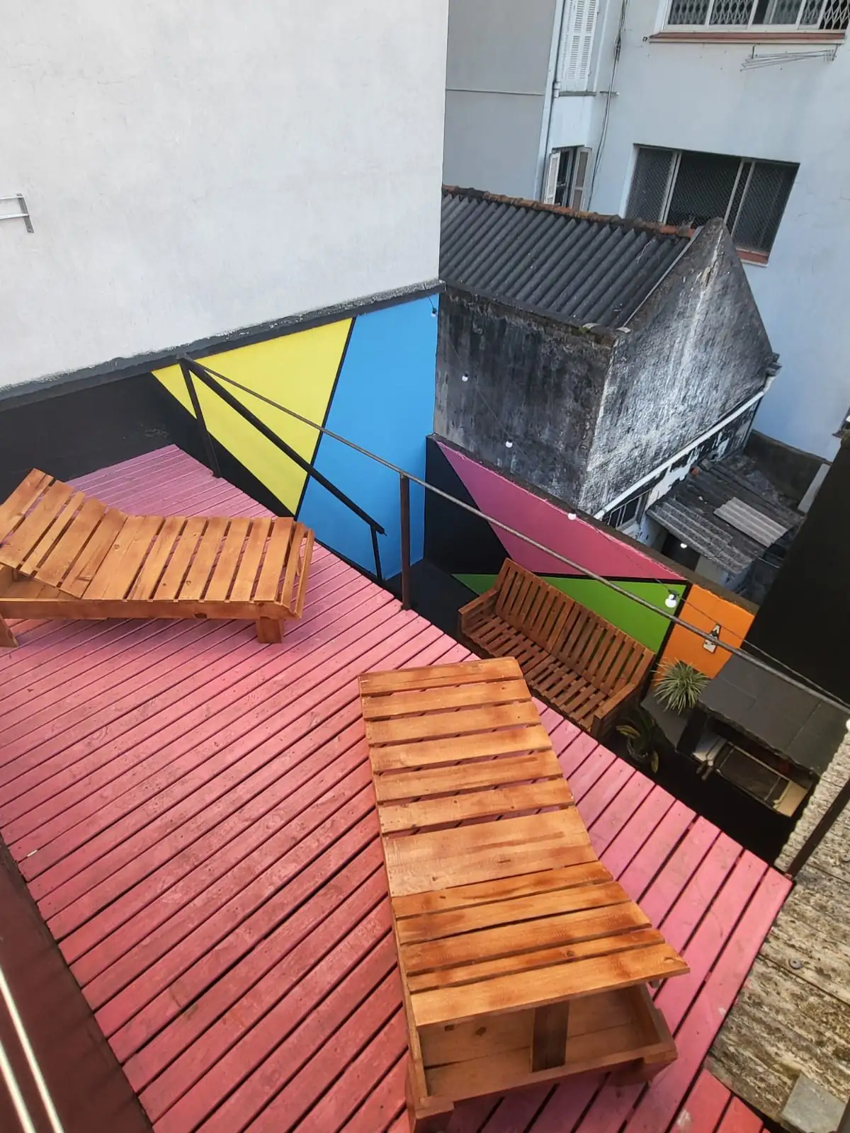 Deck da Bah Xuxu com espreguiçadeiras